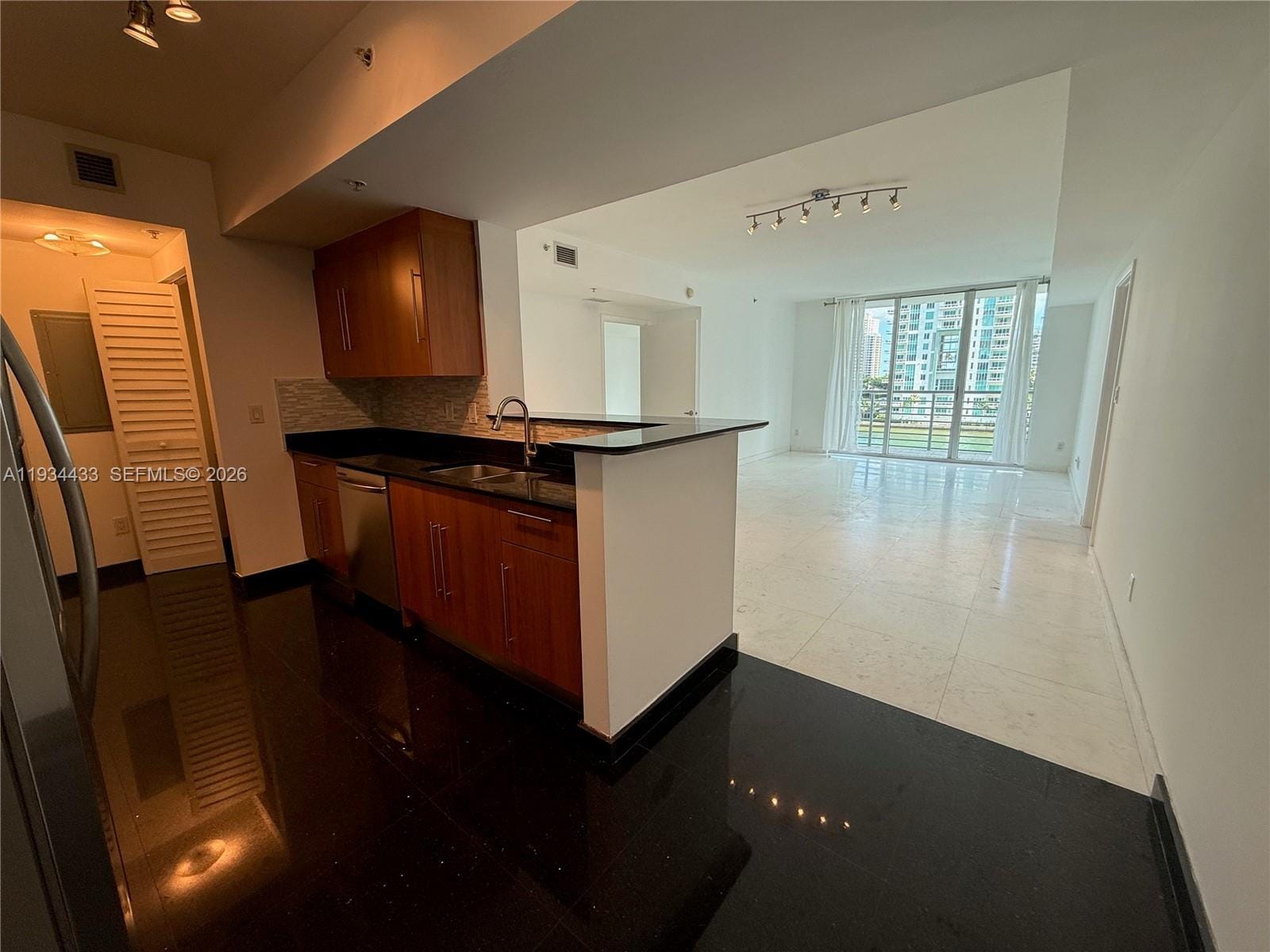 325 S Biscayne Boulevard 621, Miami, FL 33131 photo 4