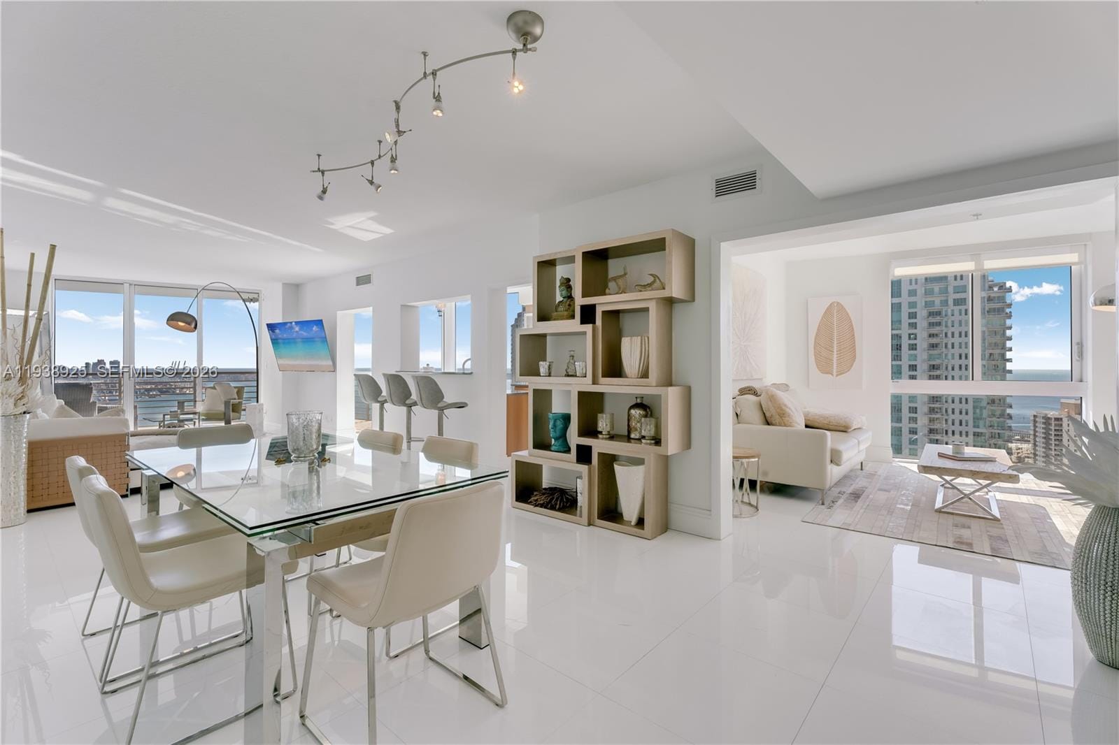 325 S Biscayne Boulevard 3723, Miami, FL 33131 photo 2