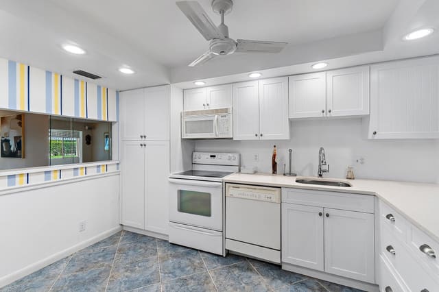 3186 Via Poinciana 111, sold in Poinciana Lakes Condo, Lake Worth, FL