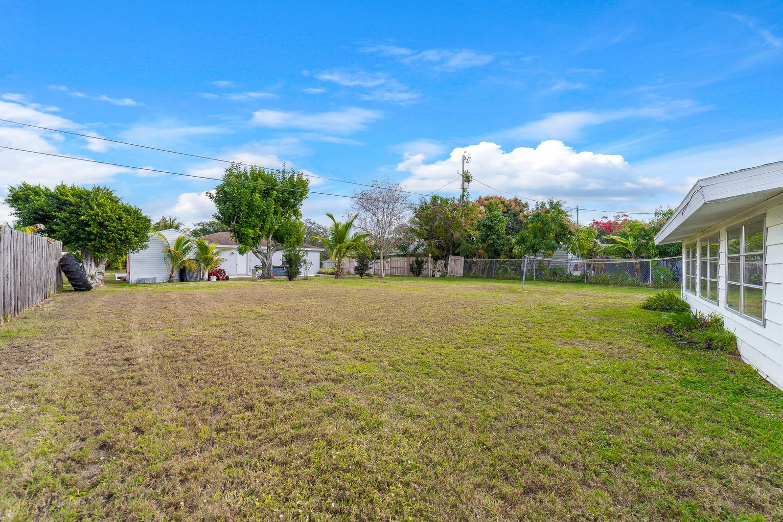 555 SE Airoso Boulevard — photo 2