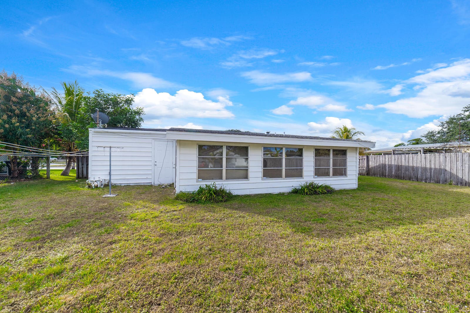 555 SE Airoso Boulevard — photo 3