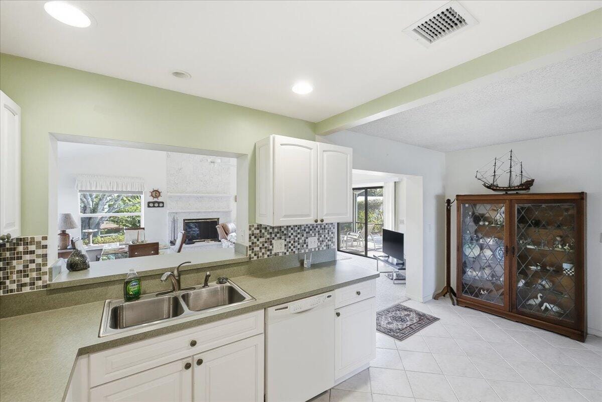 667 SE Harborview Drive — photo 9