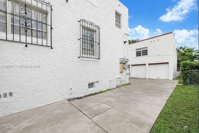 1736 SW 9th Street — photo 2