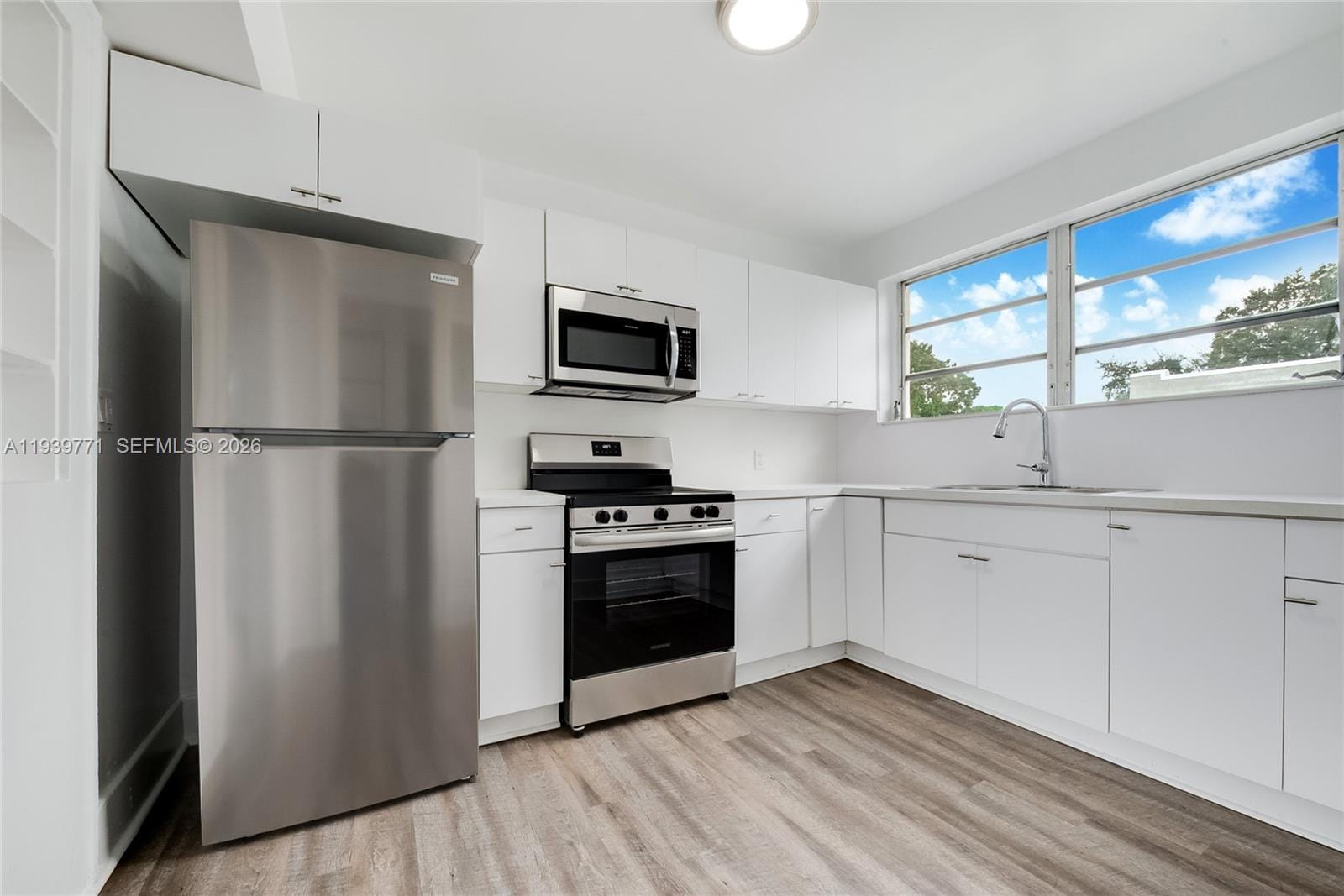 1736 SW 9th Street — photo 8