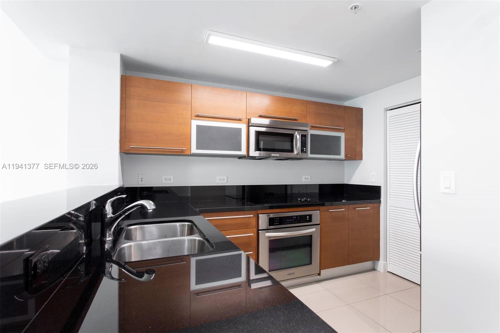 244 Biscayne Boulevard 2107, Miami, FL 33132 photo 3
