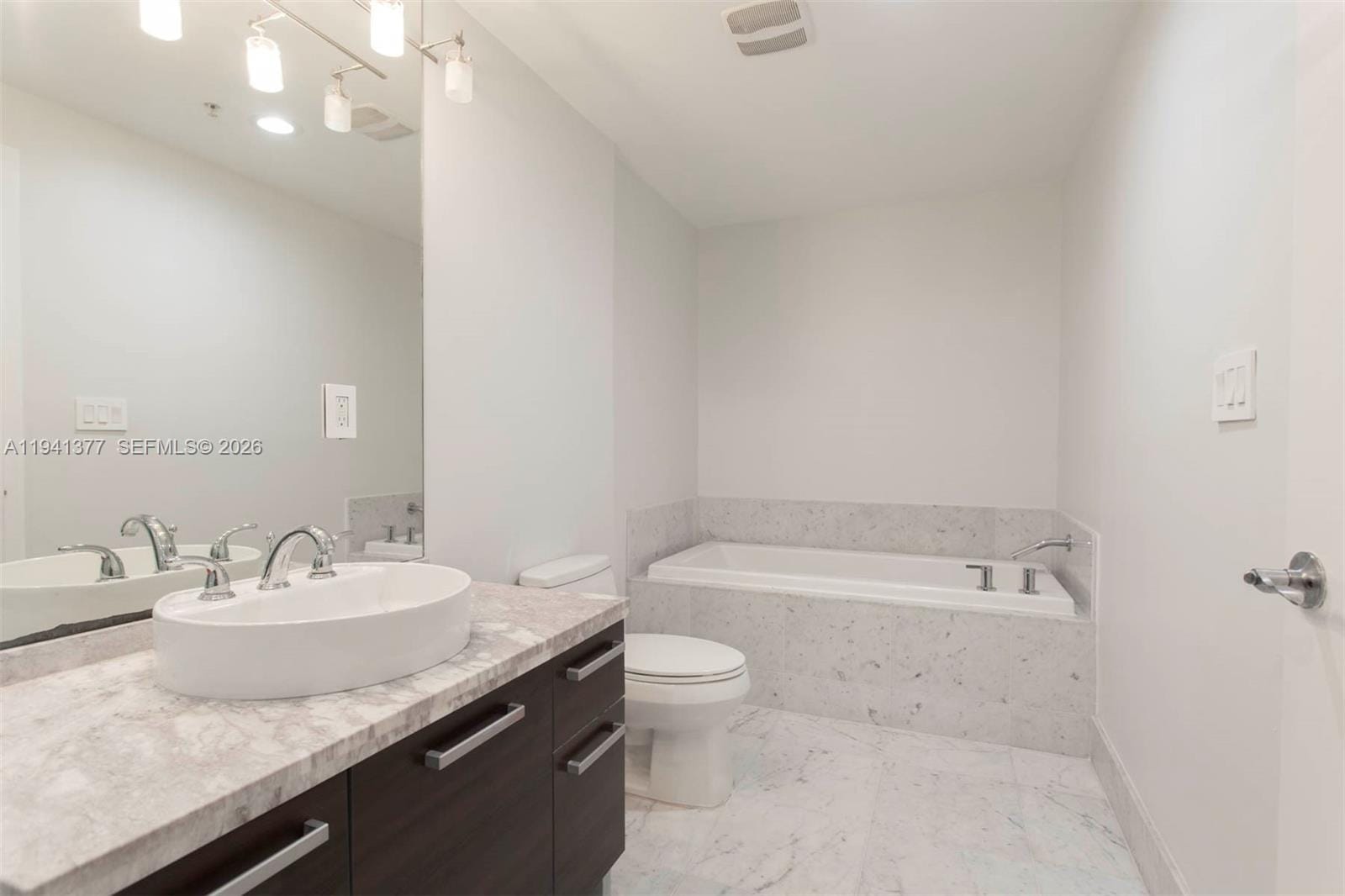 244 Biscayne Boulevard 2107, Miami, FL 33132 photo 10