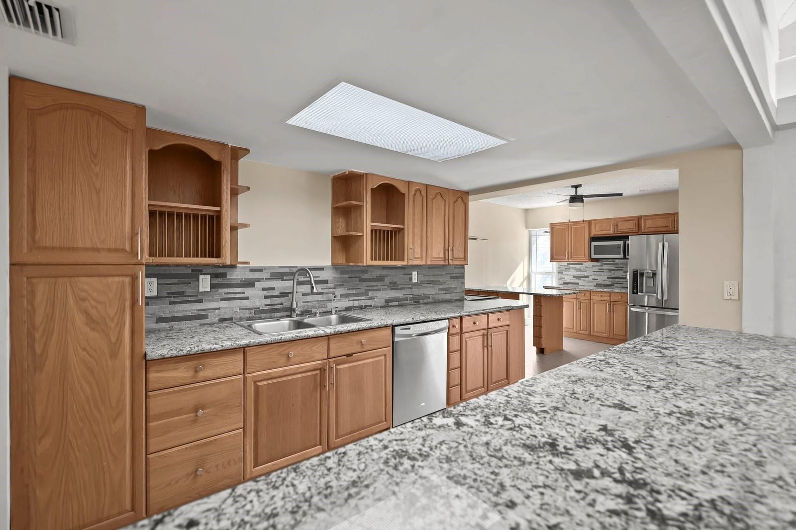 6104 White Oak Lane — photo 2