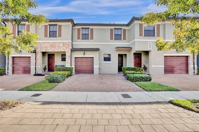 10025 W 32nd Lane, Hialeah, FL 33018