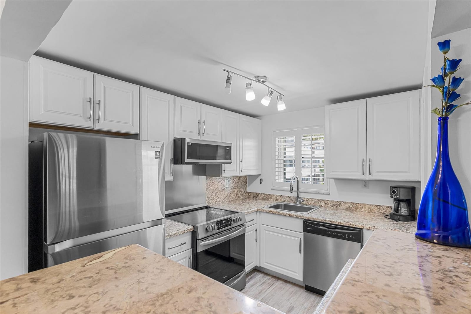 490 SE 19th Avenue 203, Pompano Beach, FL 33060 photo 12
