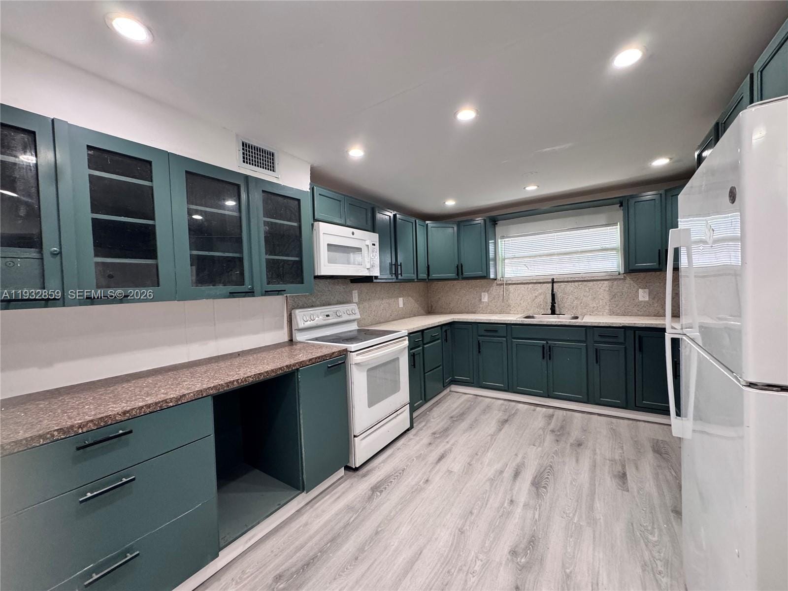 1040 Curtiss Drive — photo 5