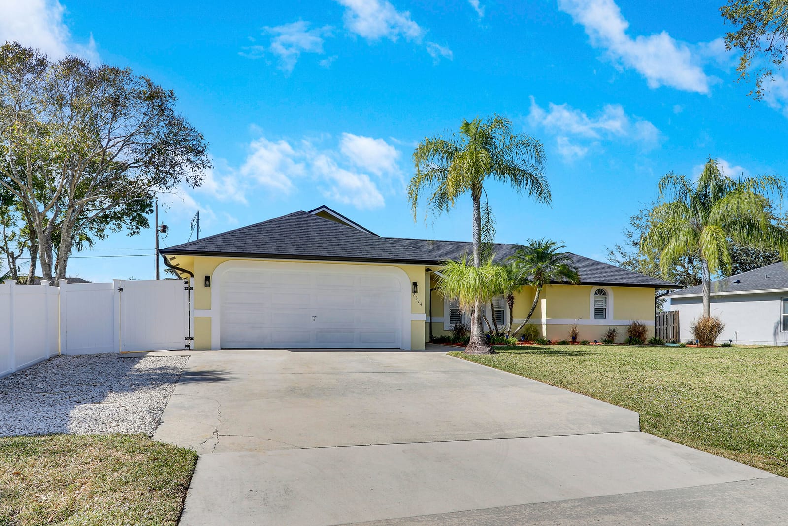 2374 SW Chateau Terrace — photo 2
