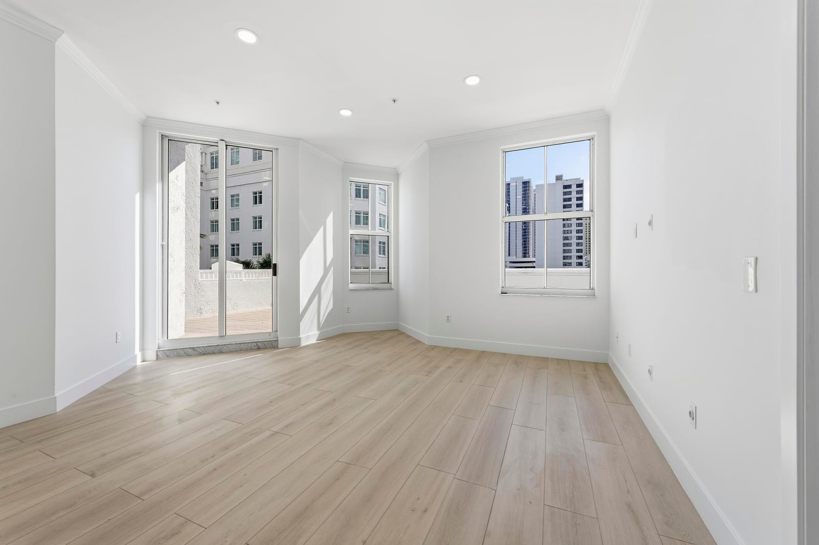 255 Evernia Street 311 — photo 3