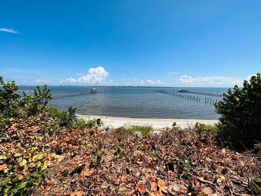 1811 S Indian River Drive — photo 2
