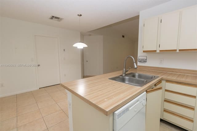 18328 NW 68th Avenue P, La Hacienda Country Club, Hialeah, FL