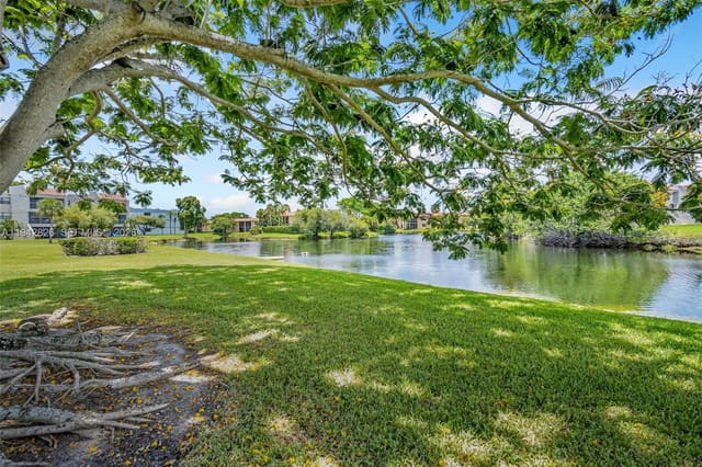 220 Lakeview Drive 308, Weston, FL 33326