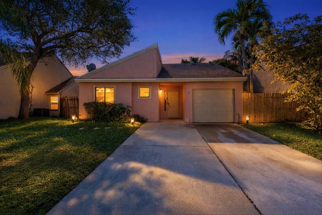 31 Peachtree Place, sold in Lakes Of Tara Unit 1, Boynton Beach, FL