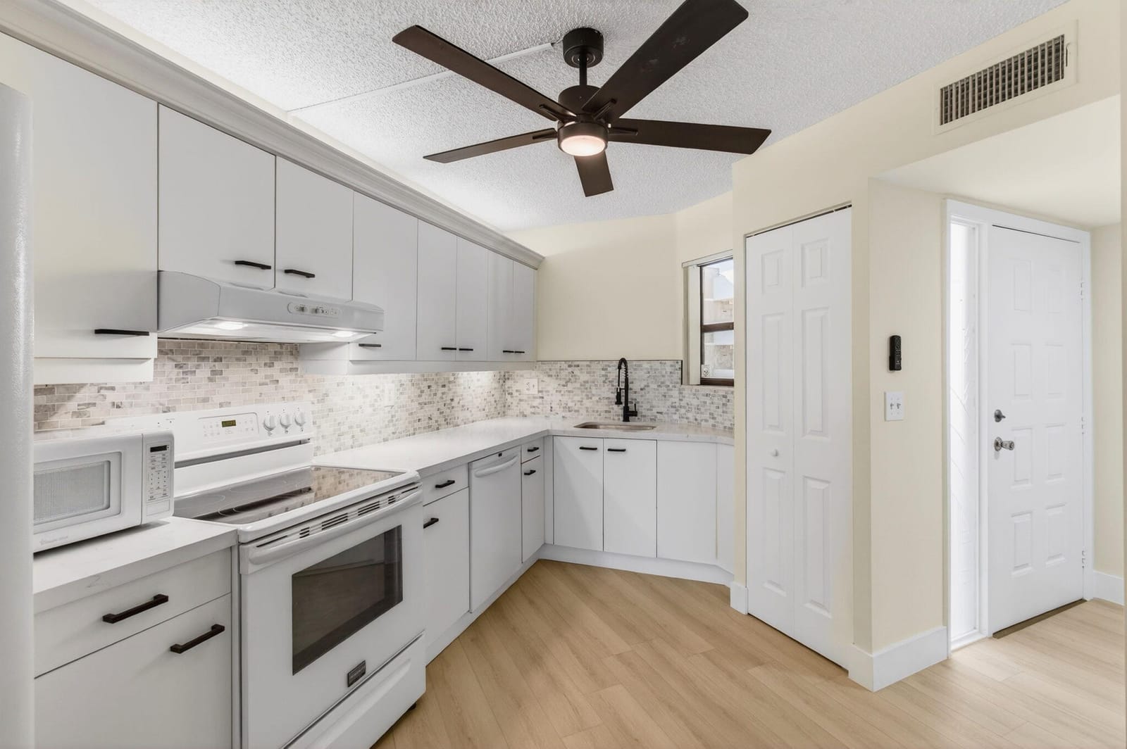 5900 Camino Del Sol 304, Boca Raton, FL 33433 photo 3