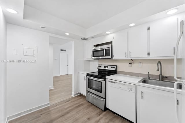 3731 N Country Club Drive 921, Aventura, FL 33180