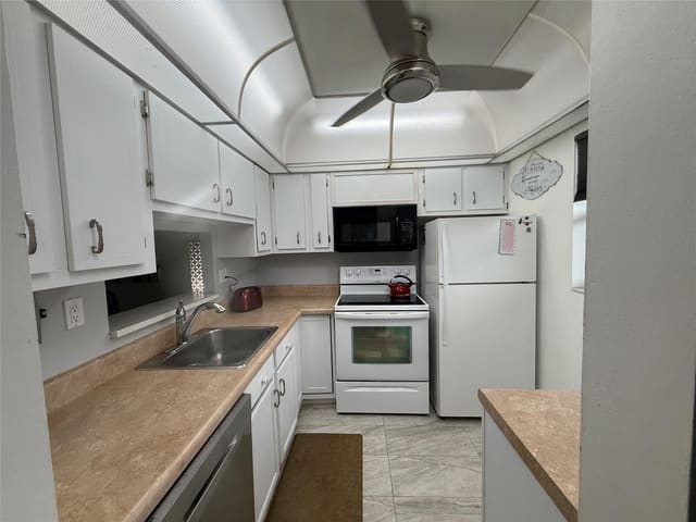 3431 NW 50th Avenue 304, Sunflower Gardens, Lauderdale Lakes, FL
