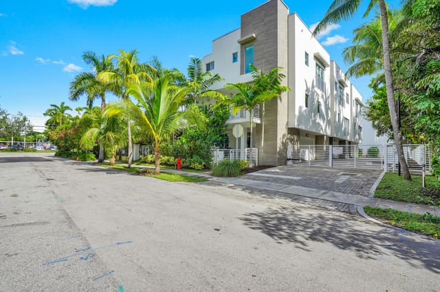 12 SE 10th Avenue, sold in The Beverly Las Olas, Fort Lauderdale, FL