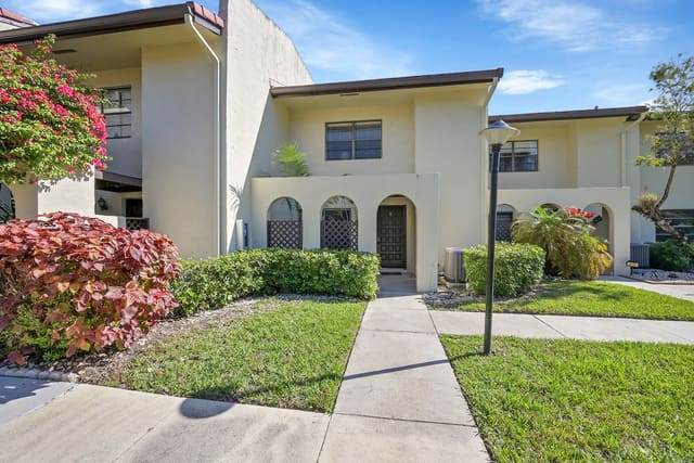 8566 Casa Del Lago E, Boca Raton, FL 33433