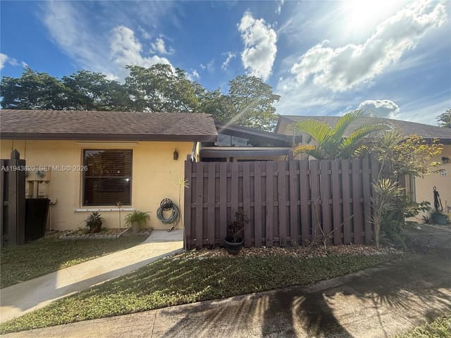 121 Gate Road 2-64, Hollywood, FL 33024