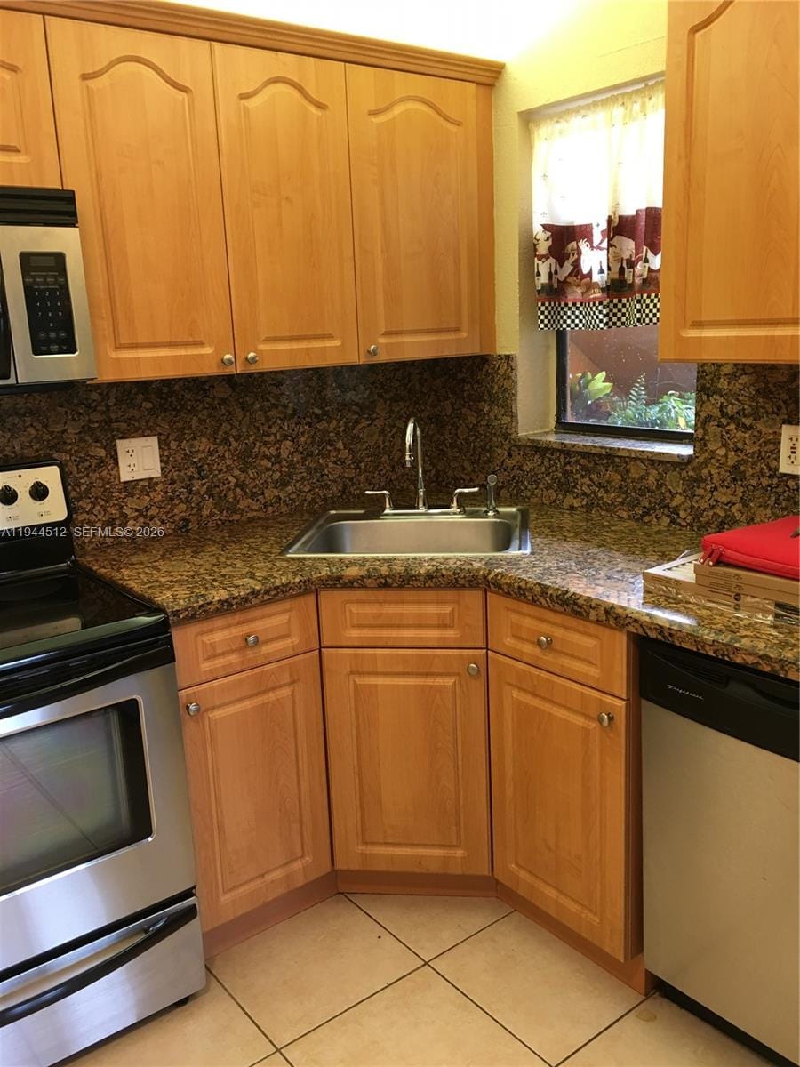 3818 Coral Tree Circle 3818 — photo 4