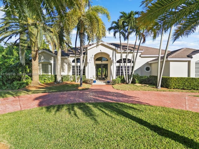 8945 SW 162nd Terrace, Palmetto Bay, FL 33157