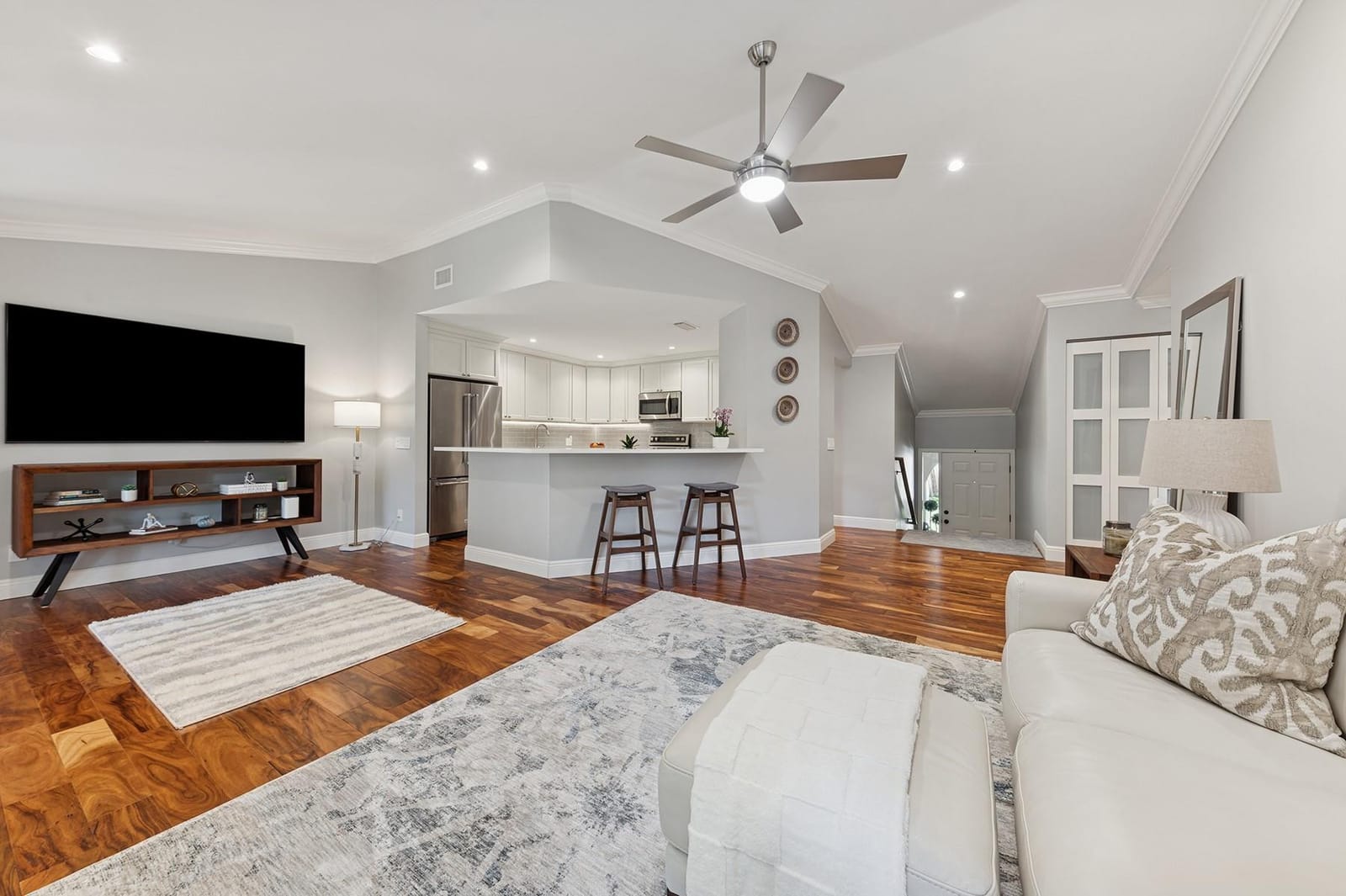5560 Coach House Circle C — photo 6
