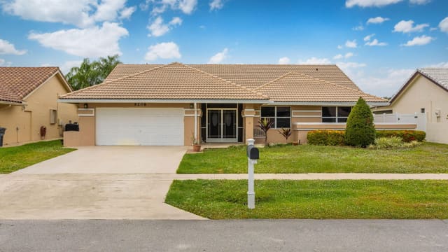 9208 Sun Pointe Drive, Boynton Beach, FL 33437