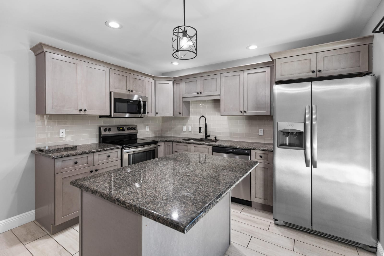 2302 SE Round Table Drive B — photo 3