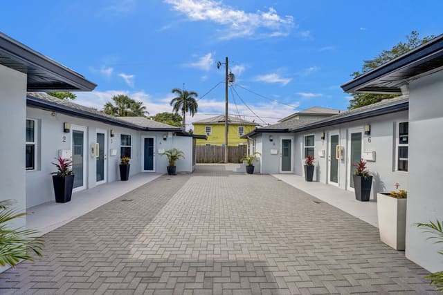 220 Walton Boulevard, sold in Estates Of South Palm Beach, West Palm Beach, FL