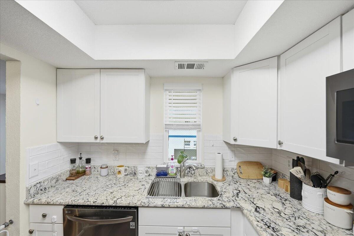 1506 SE Royal Green Circle 204 — photo 4