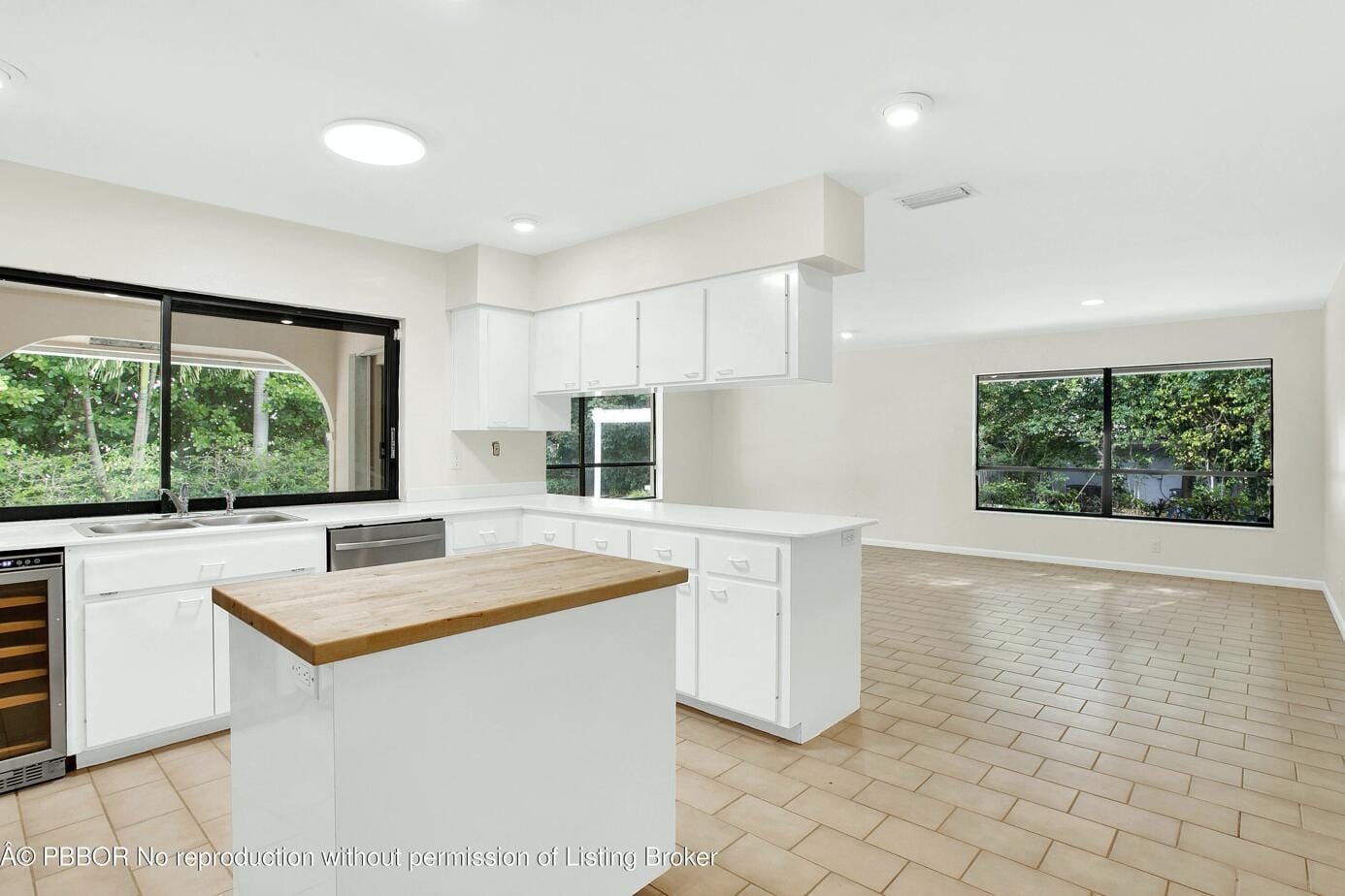 2812 Embassy Drive — photo 11