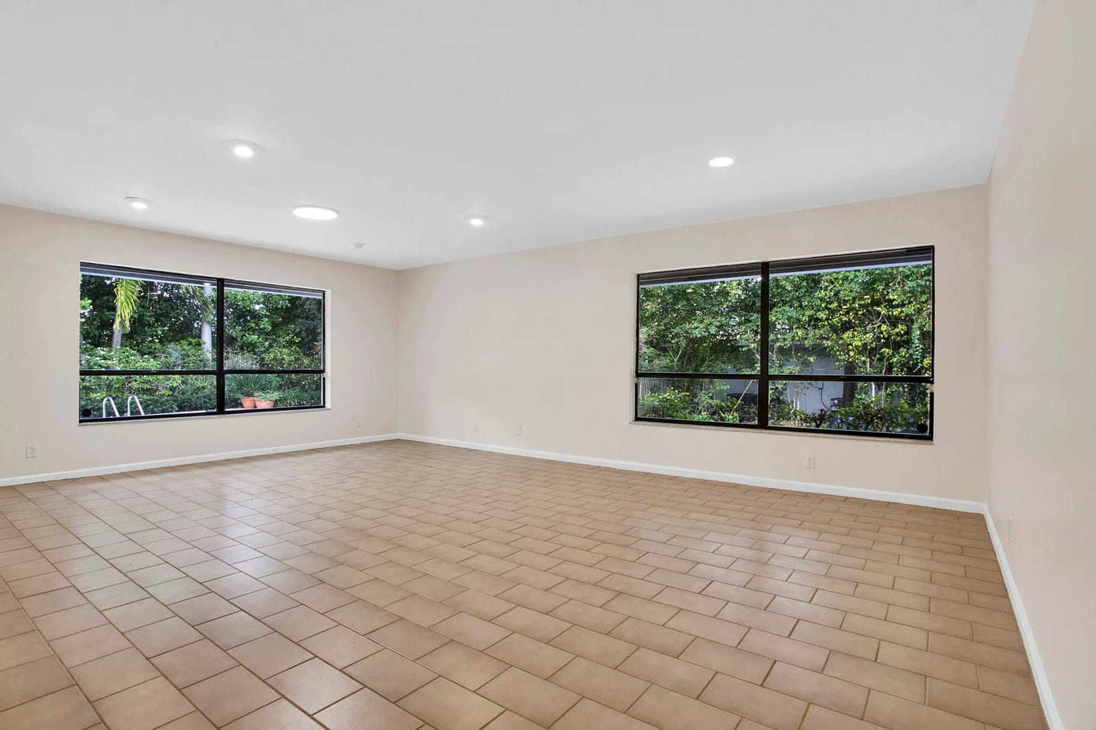 2812 Embassy Drive — photo 12