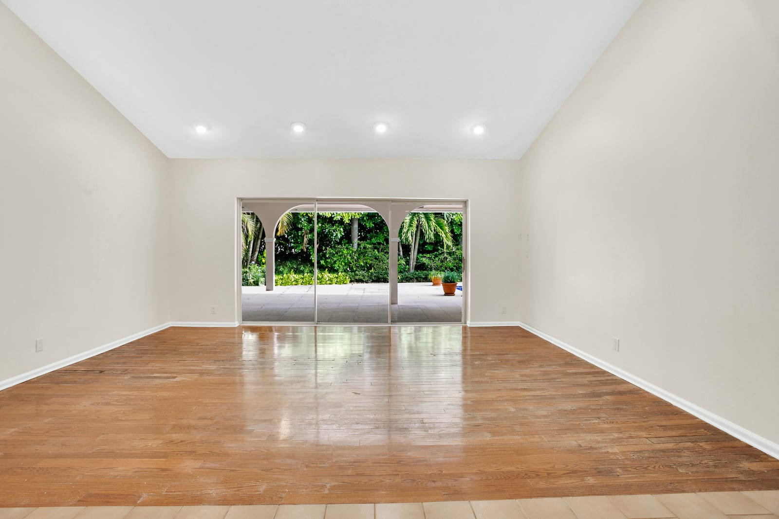 2812 Embassy Drive — photo 6
