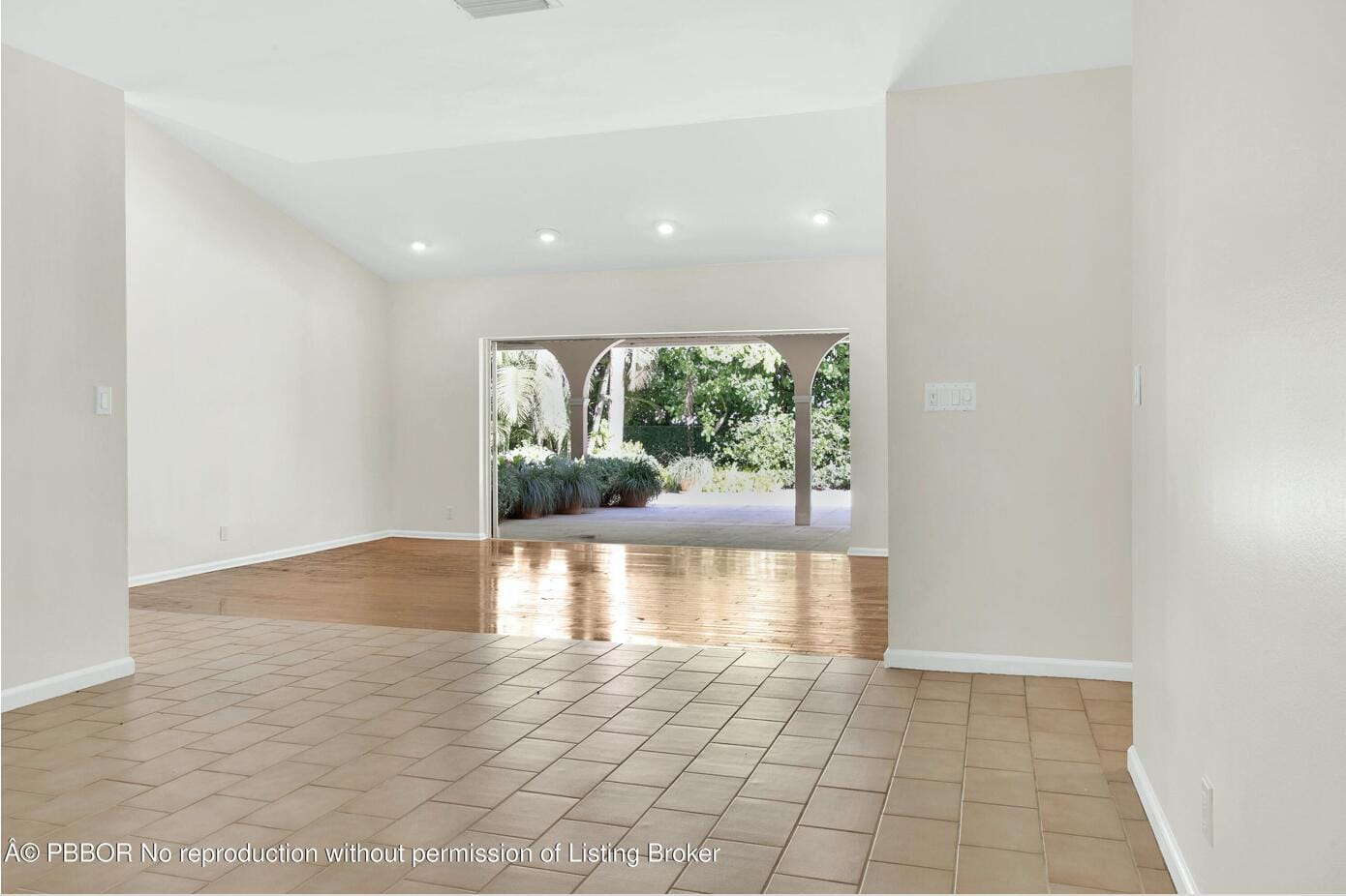 2812 Embassy Drive — photo 8