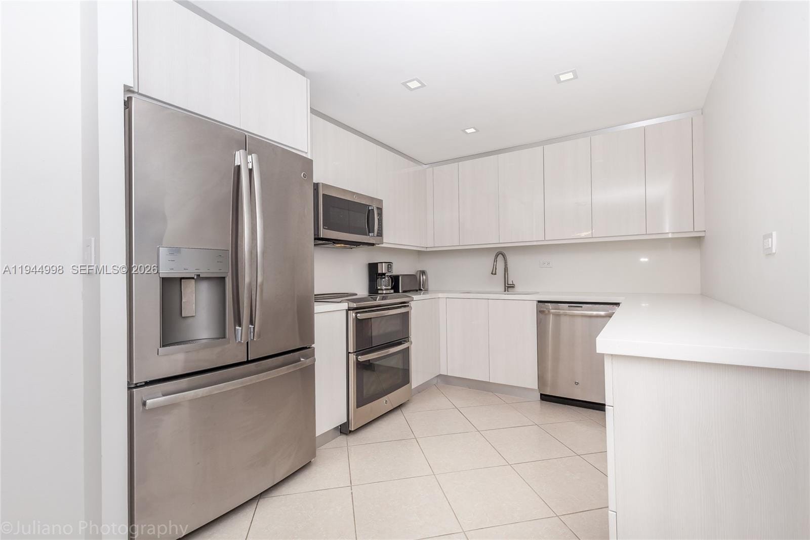 5555 Collins Avenue 9U — photo 6
