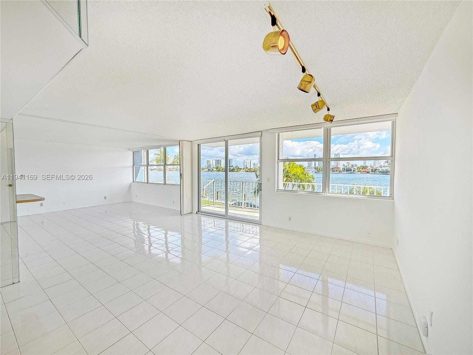 16570 NE 26th Avenue 2J, North Miami Beach, FL 33160 photo 2