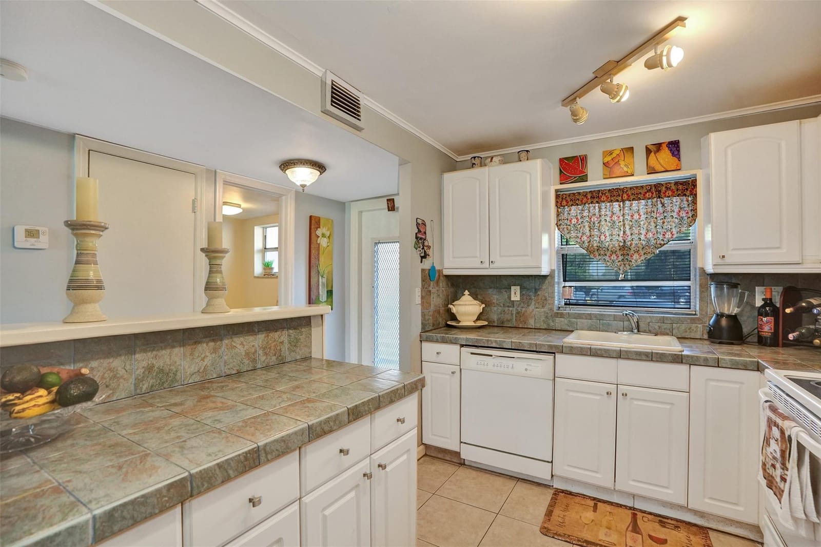 9821 Sunrise Lakes Boulevard 106 — photo 5
