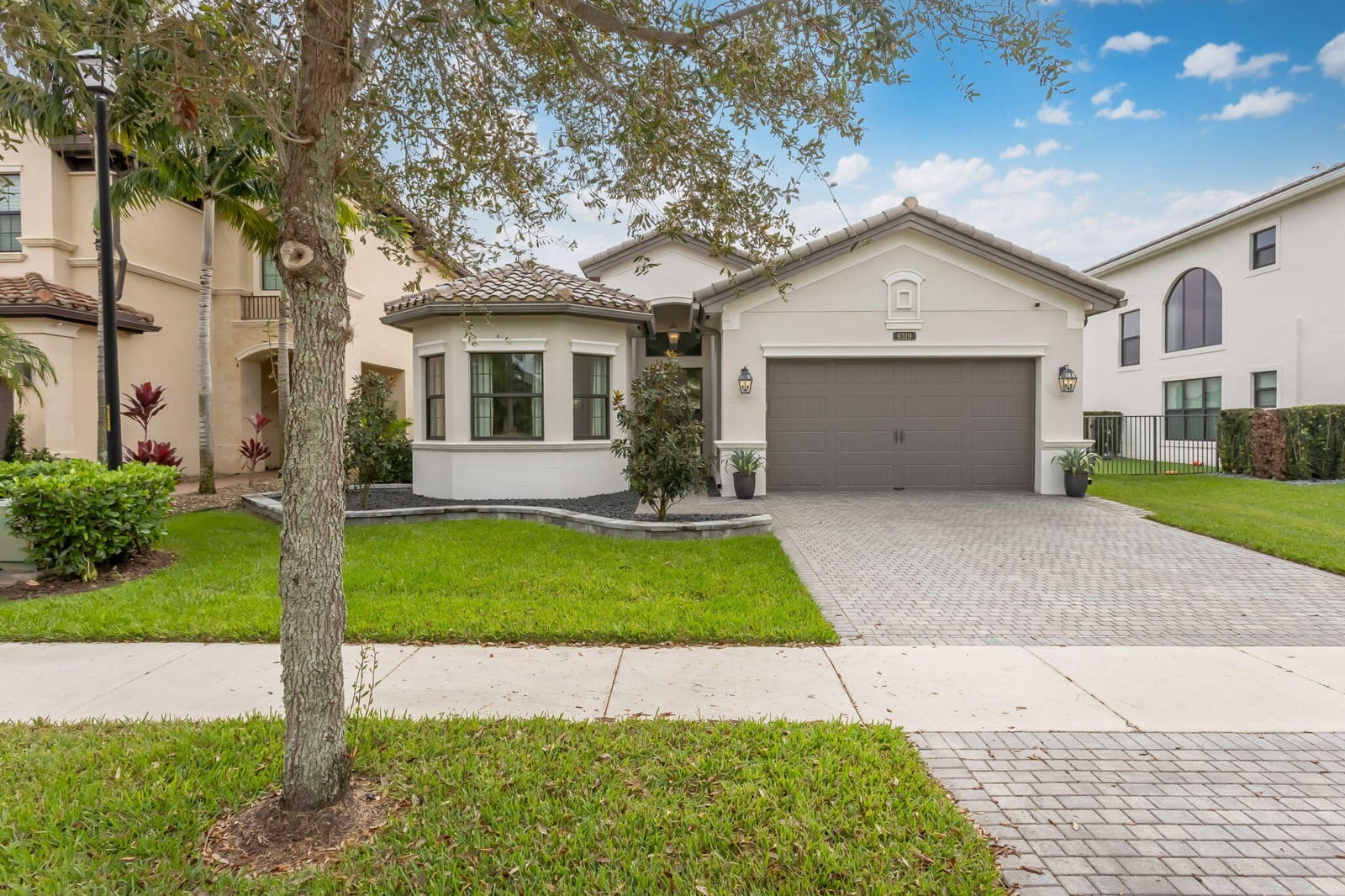 9319 Eden Roc Court — photo 2