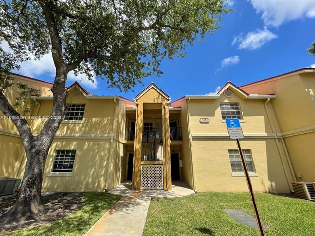 18320 NW 68th Avenue G, Hialeah, FL 33015