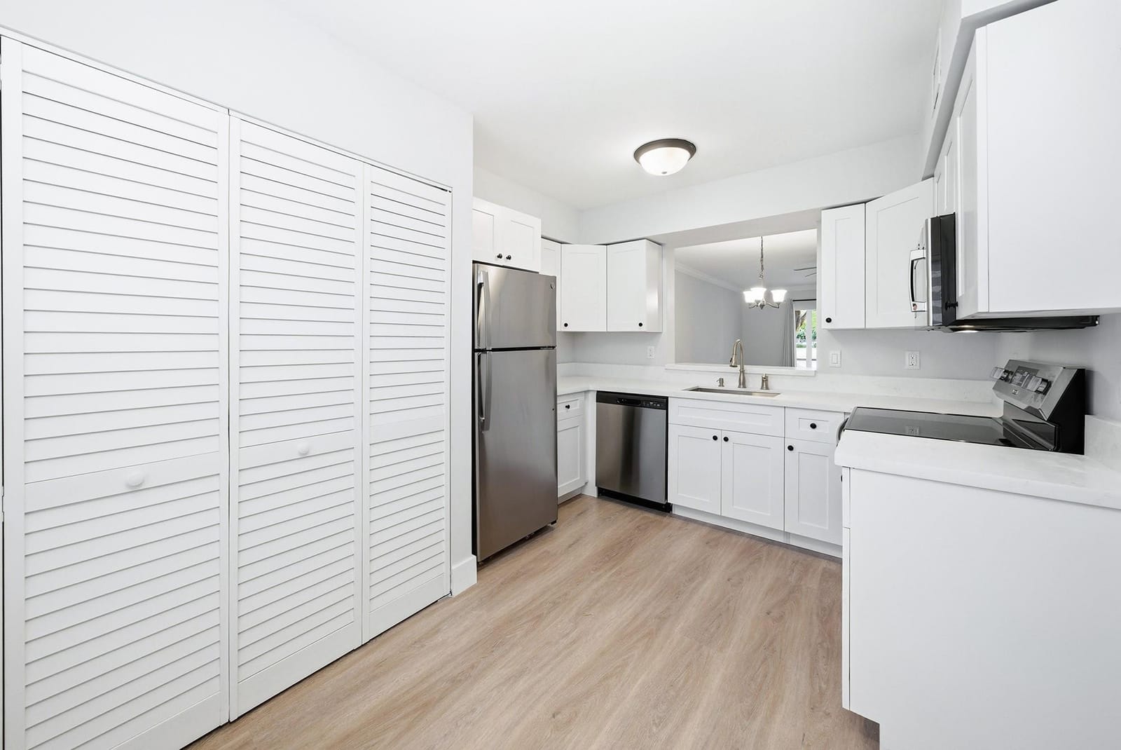 2214 S Cypress Bend Drive 106 — photo 6