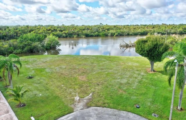 305 SE Camino Court, Port St. Lucie, FL 34952