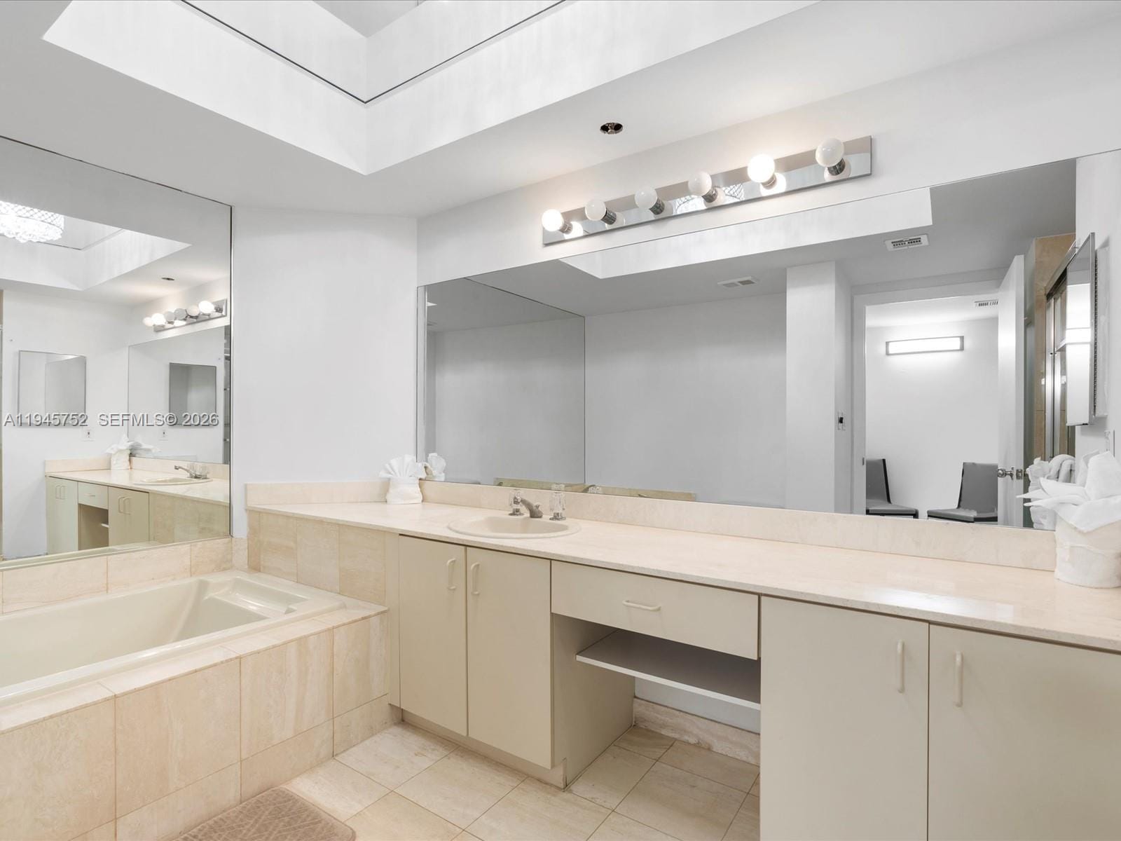 1000 W Island Boulevard 612, Aventura, FL 33160 photo 11