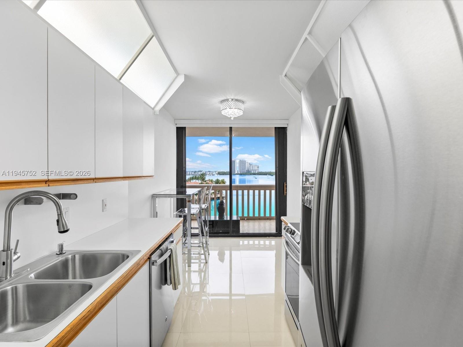 1000 W Island Boulevard 612, Aventura, FL 33160 photo 4