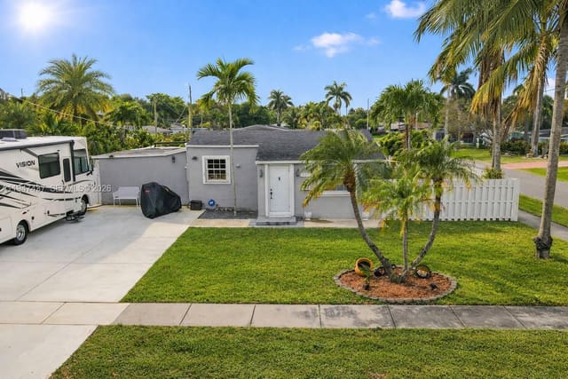 117 SW 6th Street, Hallandale Beach, FL 33009