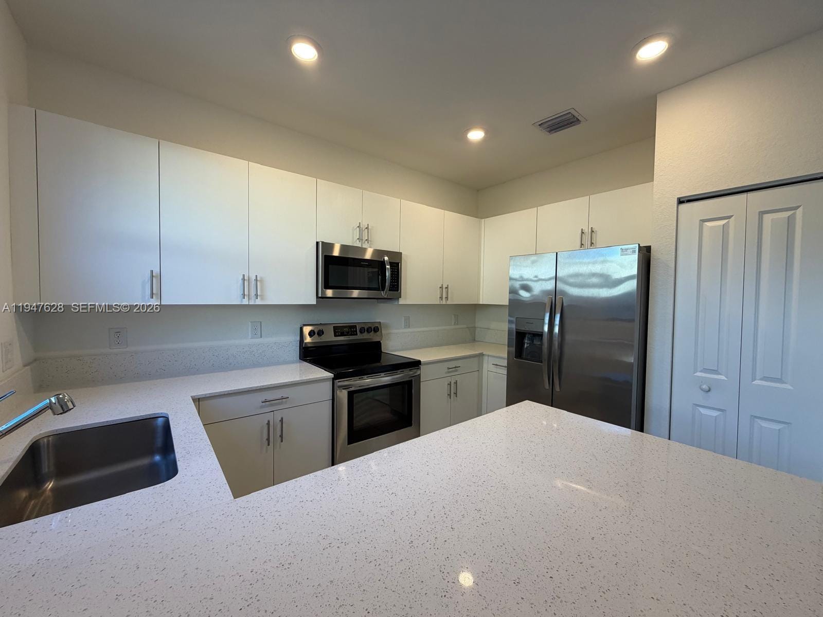 909 NE 211th Street, Miami, FL 33179 photo 6