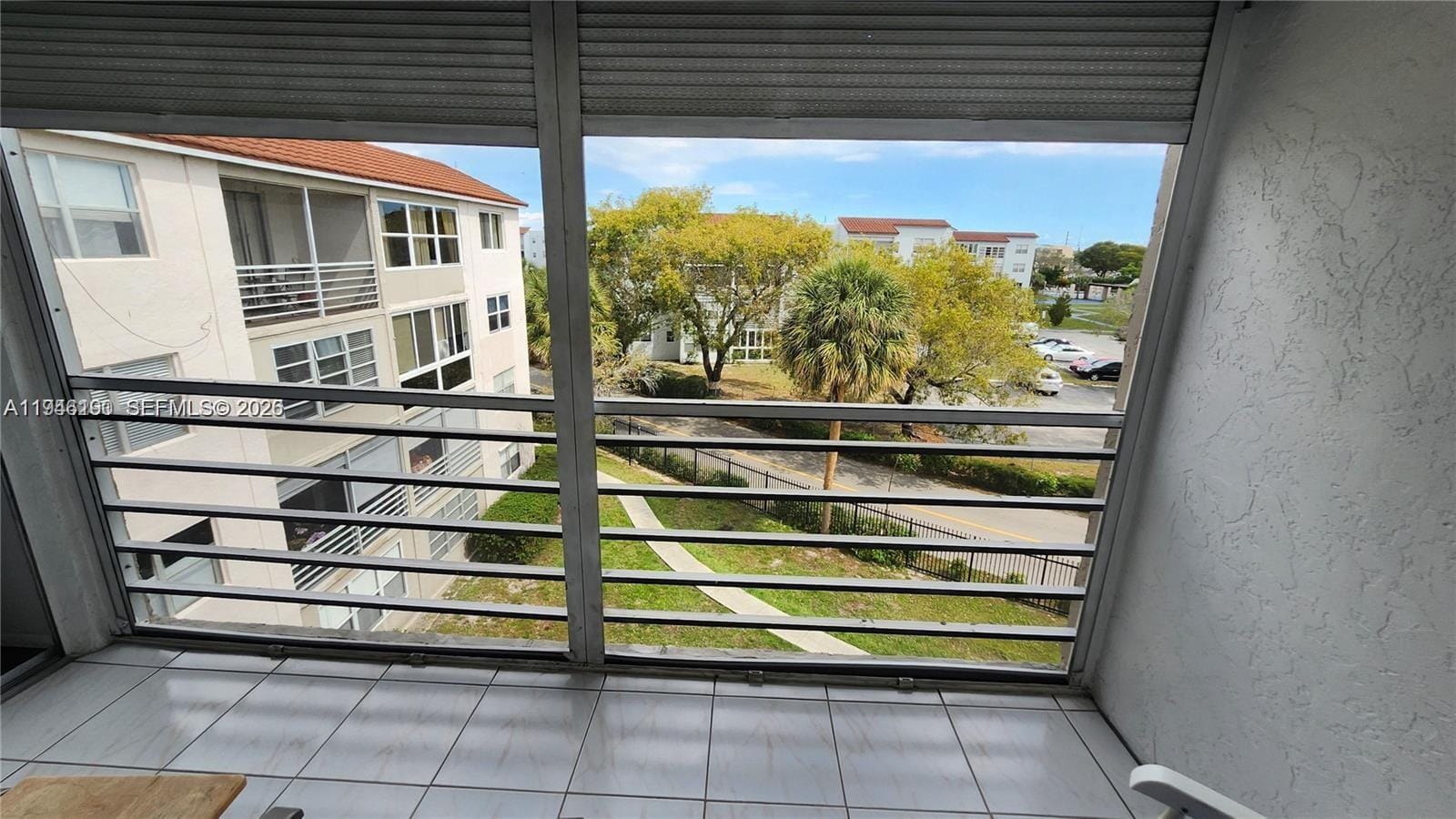 2821 Somerset Drive 400 — photo 8