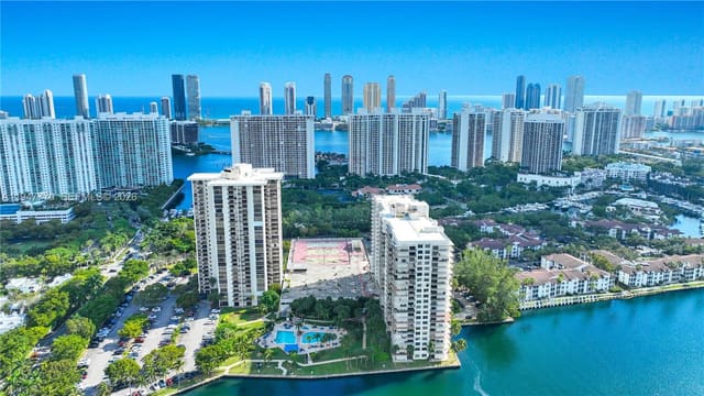 18151 NE 31st Court 301, The Clipper At Bisc Cove, Aventura, FL
